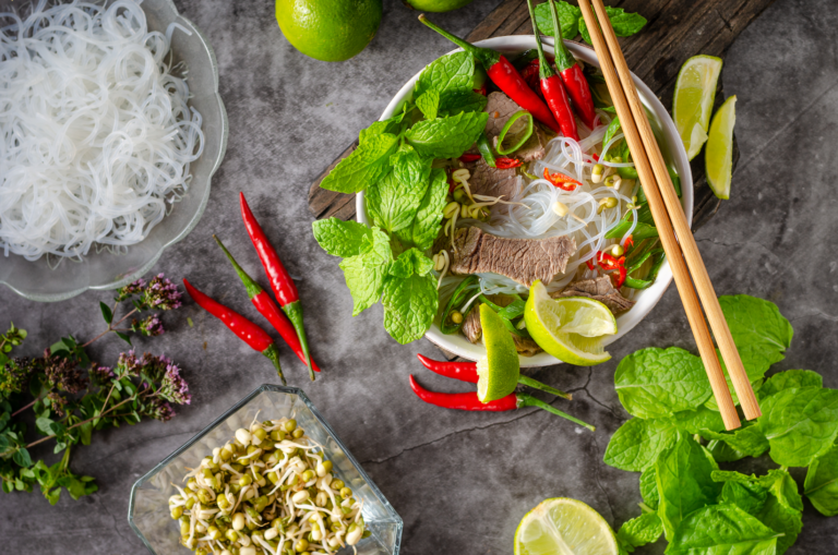 Rice noodles and pork with herbs
